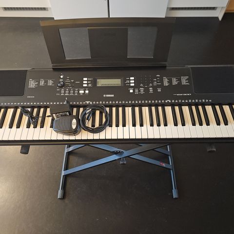 Yamaha PSR EW300 keyboard