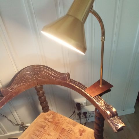 VINTAGE Lampe i messing med klype selges