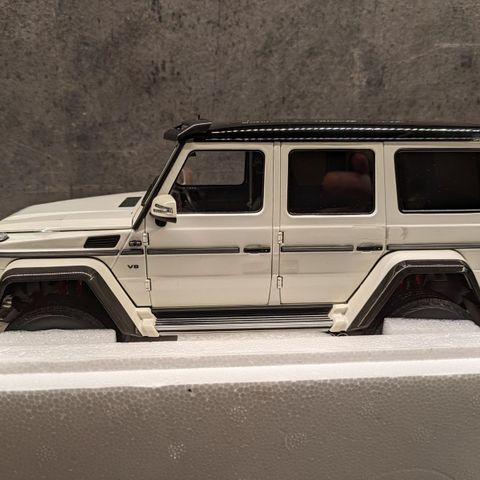 Mercedes-Benz G-Klasse G500 4x4²  Polar White - Almost Real Limited Edition 1:18