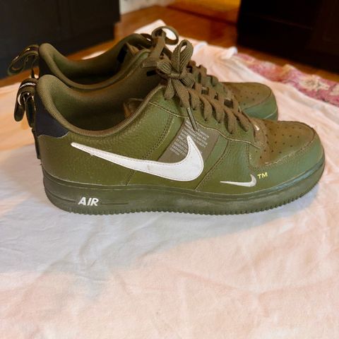 Nesten ubrukt 2018 Nike AF1 LV8 Overbranding Olive Green (Størelse 44)