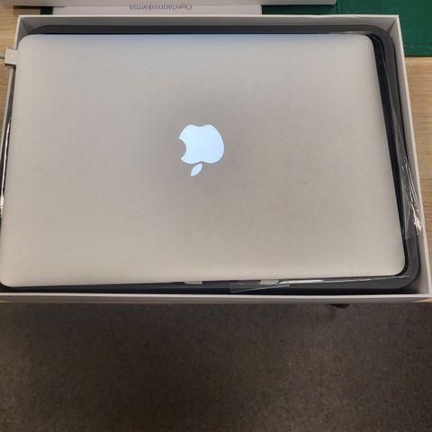 Macbook air 2013, 4GB, 225 flash med lader