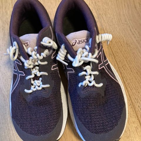 Lite brukt Asics joggesko str 35 selges