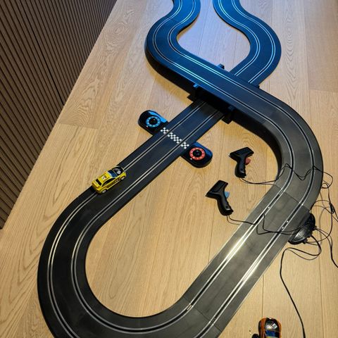 Scalextric bilbane som trenger pleie og reparasjon