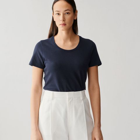 Helt ny Julie Josephine Scoop Neck Tee i navy