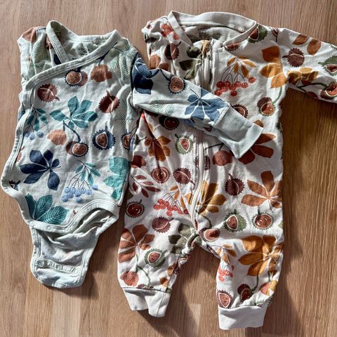 Lindex PJ og Onesie (Str. 56)