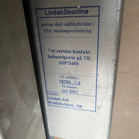 Lindab garasjeport med motor(Liftmaster) og "deleport" Bredde 3 m og høyde 2,5 m