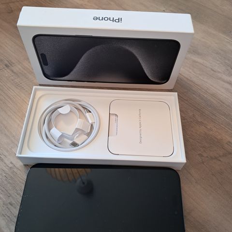 iPhone 15 Pro Max 256GB + eske og USB-C-ladekabel (ny i august)