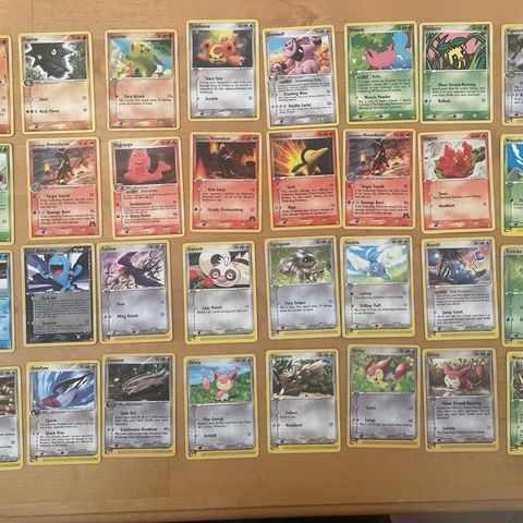 250 Pokemon kort fra 2003 og 2004 i flott stand!