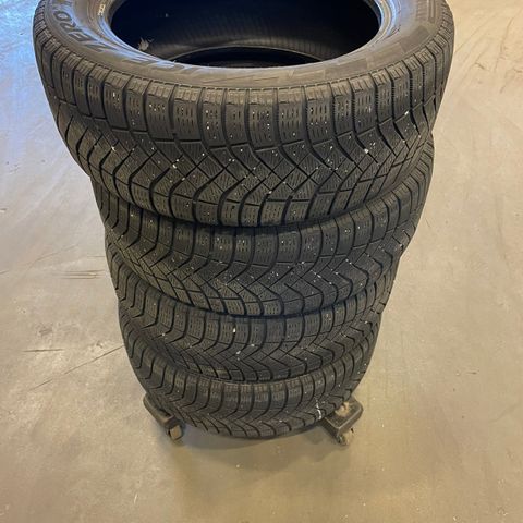 4 stk vinterdekk Pirelli Ice Zero 205/55R16