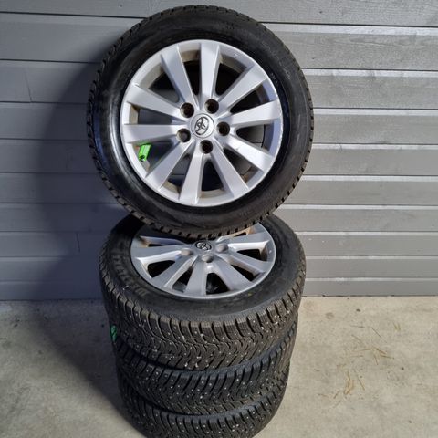 Toyota felger med Vinterpiggdekk  205 55 R16  5x114.3