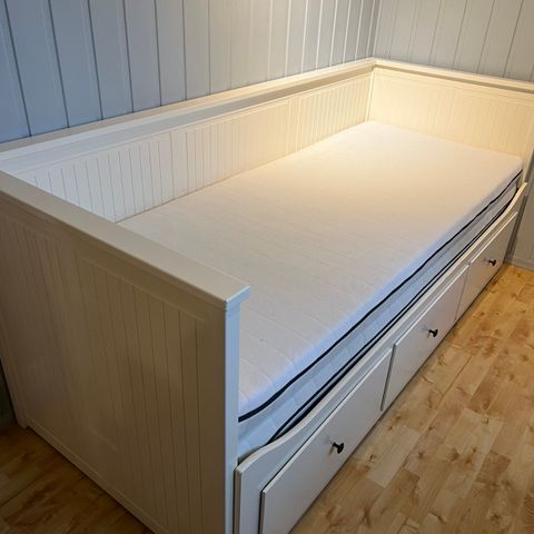 Ikea Hemnes, seng med 3 skuffer og 2 madrasser