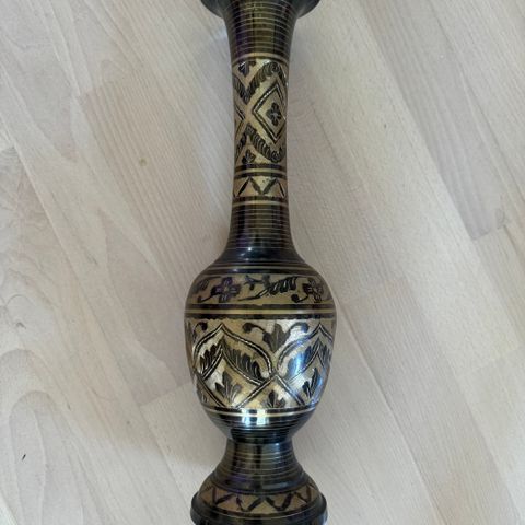 Håndlaget bohemian vase i metall.