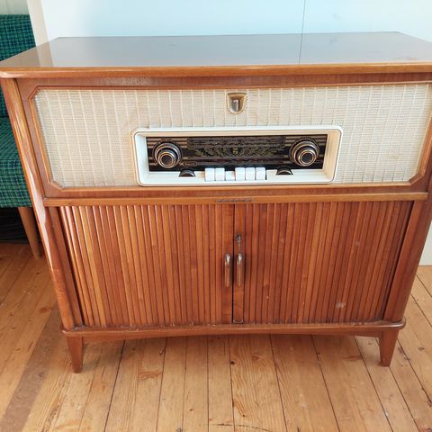 Radioskap med platespiller retro