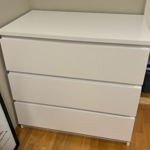 RESERVERT UT 11/9 Malm kommode med 3 skuffer