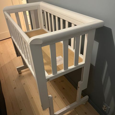 Troll bedside crib