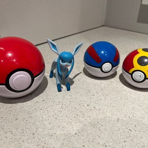 Pokemon spill ball + 2 oppbevaringsballer+ pokemon figur selges.