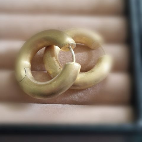 Chunky gold hoops fra Tom Wood