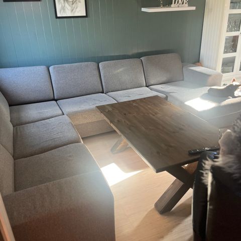 Stor sofa selges( må bort fort grunnet kjøp av ny sofa)