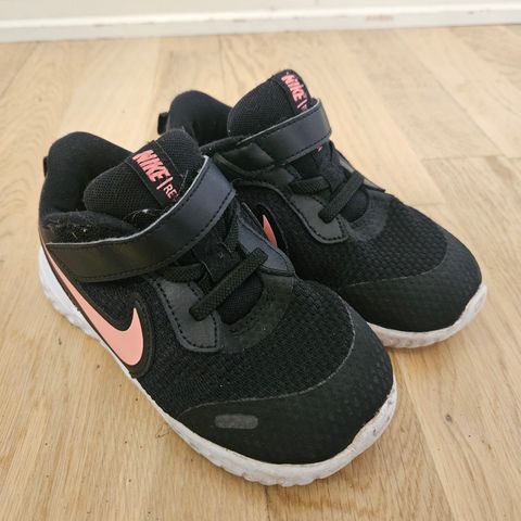 Nike revolution 27