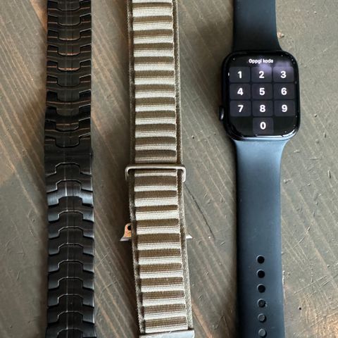 Apple Watch Serie 9 med 3 reimer