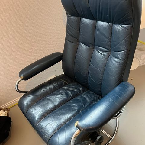 Blå stressless . Fra 80 tallet . Skinn .