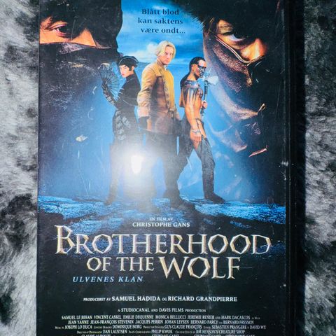 Brotherhood Of The Wolf (Le Pacte Des Loups) 2001 VHS