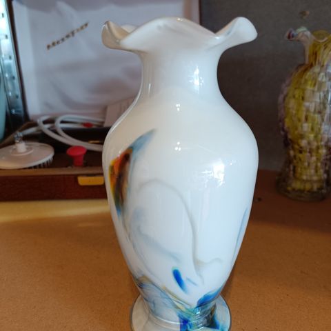 Vakker vase i opalinglass (19,5 cm)