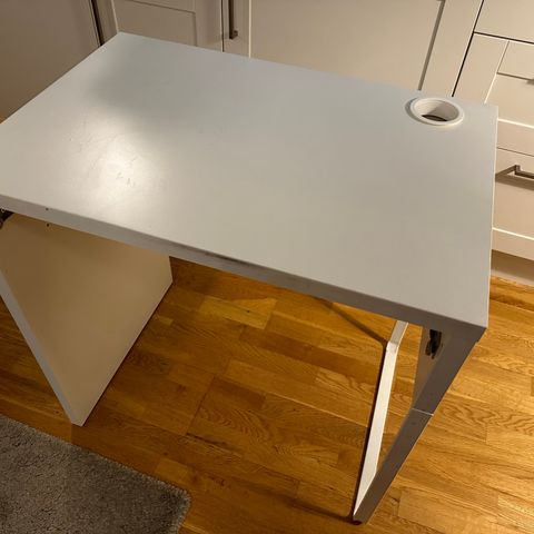 IKEA pult/skrivebord gis bort