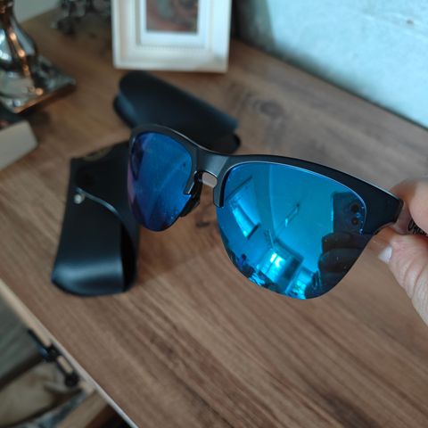 Lite brukte Oakley solbriller selges.