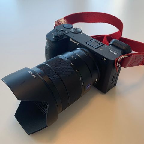 Sony A6600 med Carl Zeiss 16-70mm og utstyr selges!