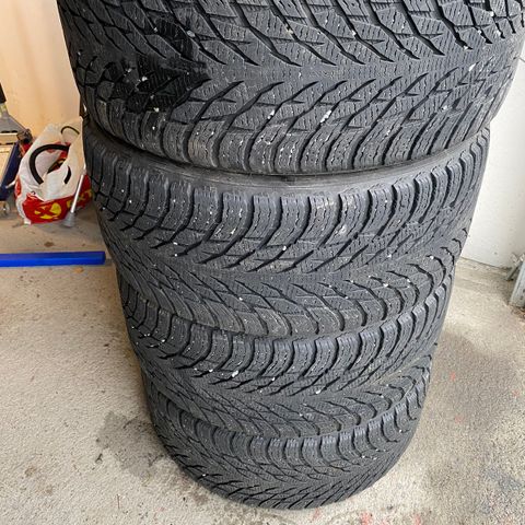 275/40R20  piggfrie Nokian vinterdekk