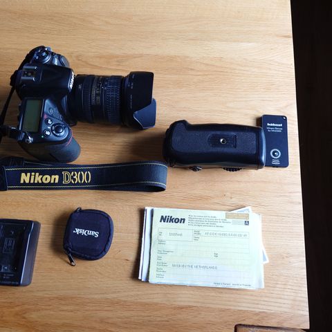 Nikon D300 med Nikon 16-85mm VR og batterigrep