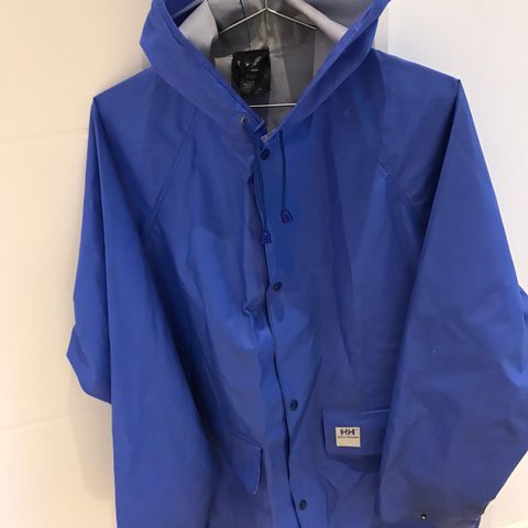 Gammelt oljeregntøy. Helly Hansen. Str S. 590kr.