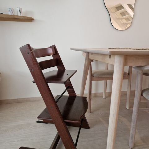 Stokke tripp trapp WALNUT. Tilnærmet strøken!