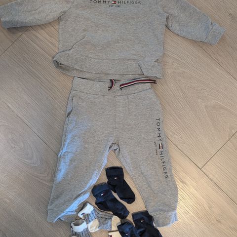 Tommy Hilfiger sett str 80 m/sokker