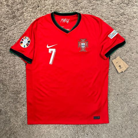 NY PORTUGAL HJEMMEDRAKT 2024 - RONALDO #7 NY MED TAGS