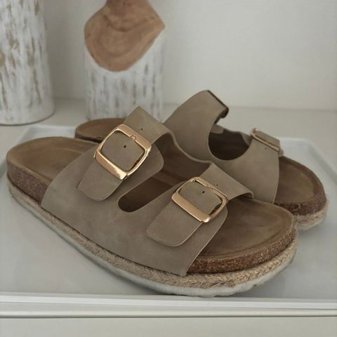 Sandaler/slippers i størrelse 37