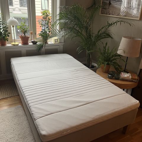 Rammemadrass med overmadrass 120x200 – Brukt kun 1 måned, som ny! - IKEA