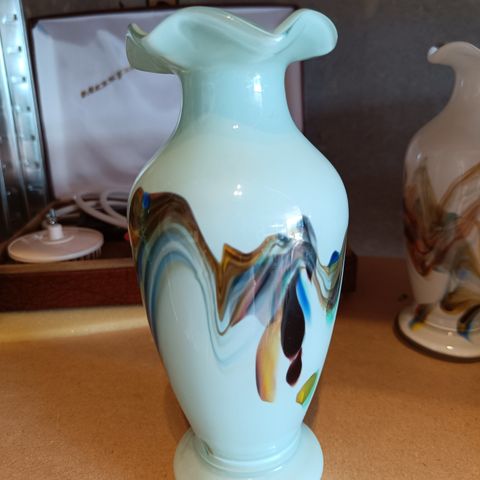 Vakker vase i opalinglass (19,5 cm høy)