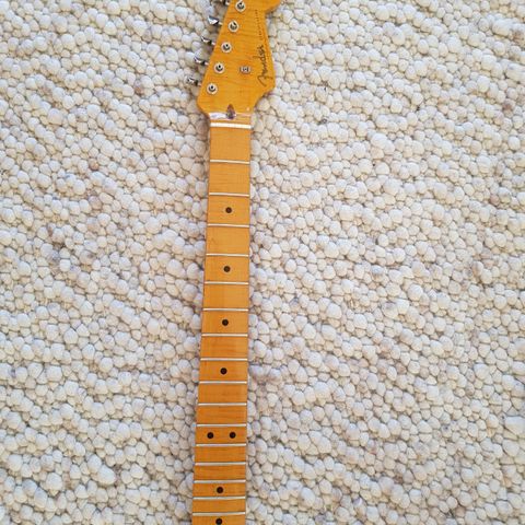 Kaputt masterbuilt strat-hals av John Cruz selges til HBO kr.1000,-