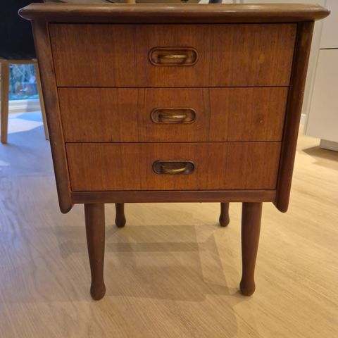 RESERVERT Retro nattbord i teak