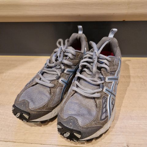 Asics joggesko med pigger str 35,5