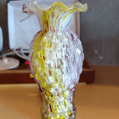 Vakker vase i opalinglass (19 cm)