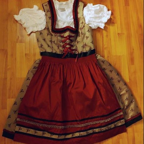 Nydelig Dirndl kjole