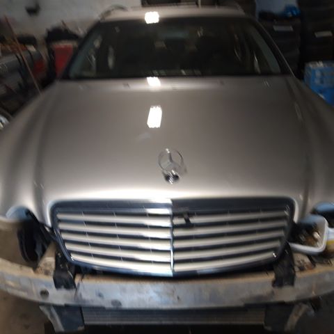 Mercedes W211 preface. Feilfritt motorpanser med grill og stjerne.