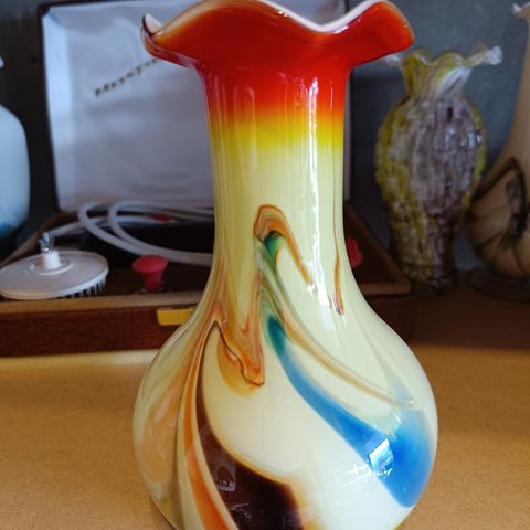 Vakker vase i opalinglass (19,5 cm)