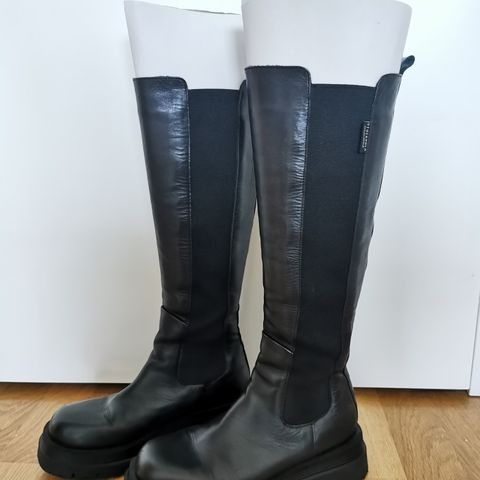 Høye boots i skinn fra Stockholm str. 37