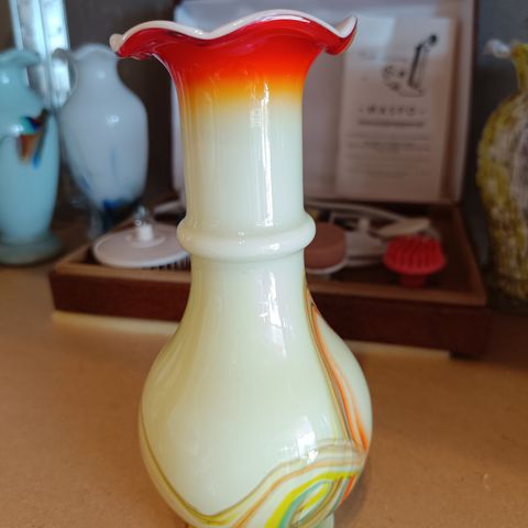 Vakker vase i opalinglass (19 cm)