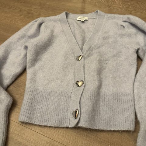 Lyseblå cardigan med hjerteknapper paris atelier & other stories