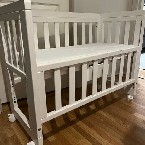 Troll bedside crib